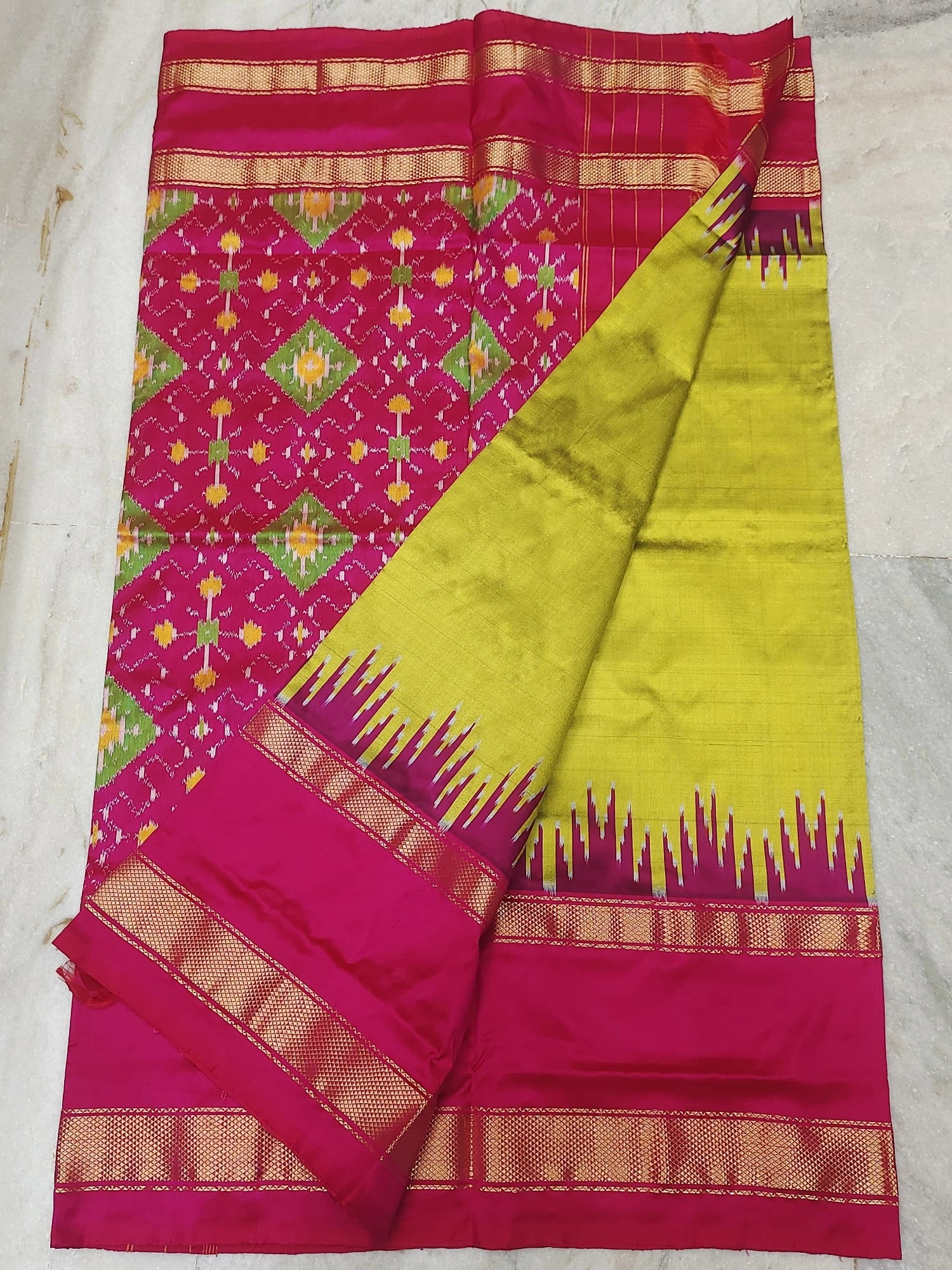 Pochampally ikkat silk saree (silk mark certified)