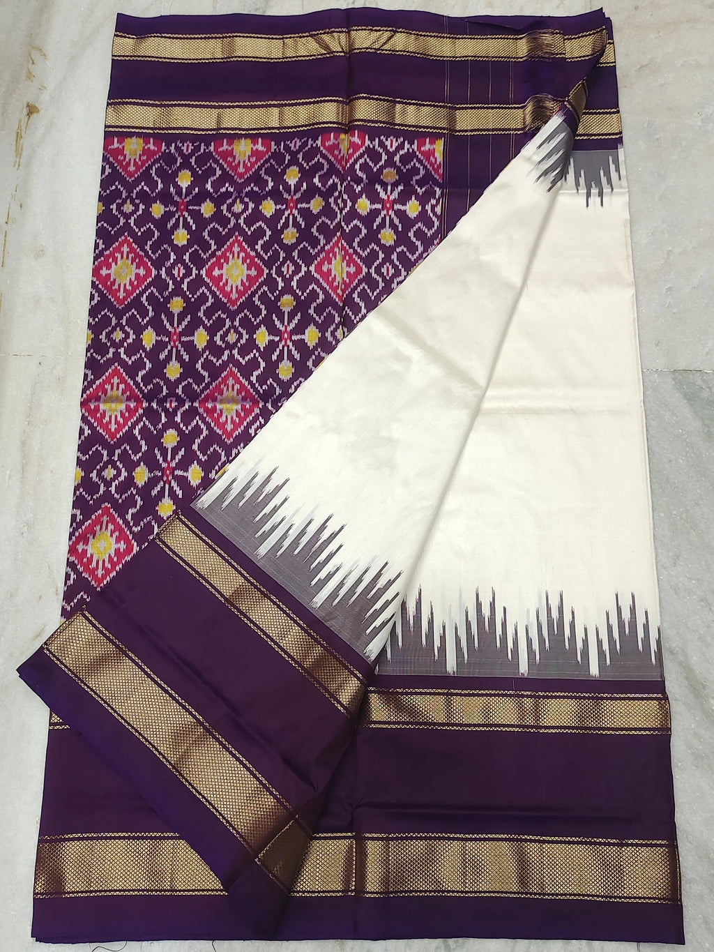 Pochampally ikkat silk saree (silk mark certified)