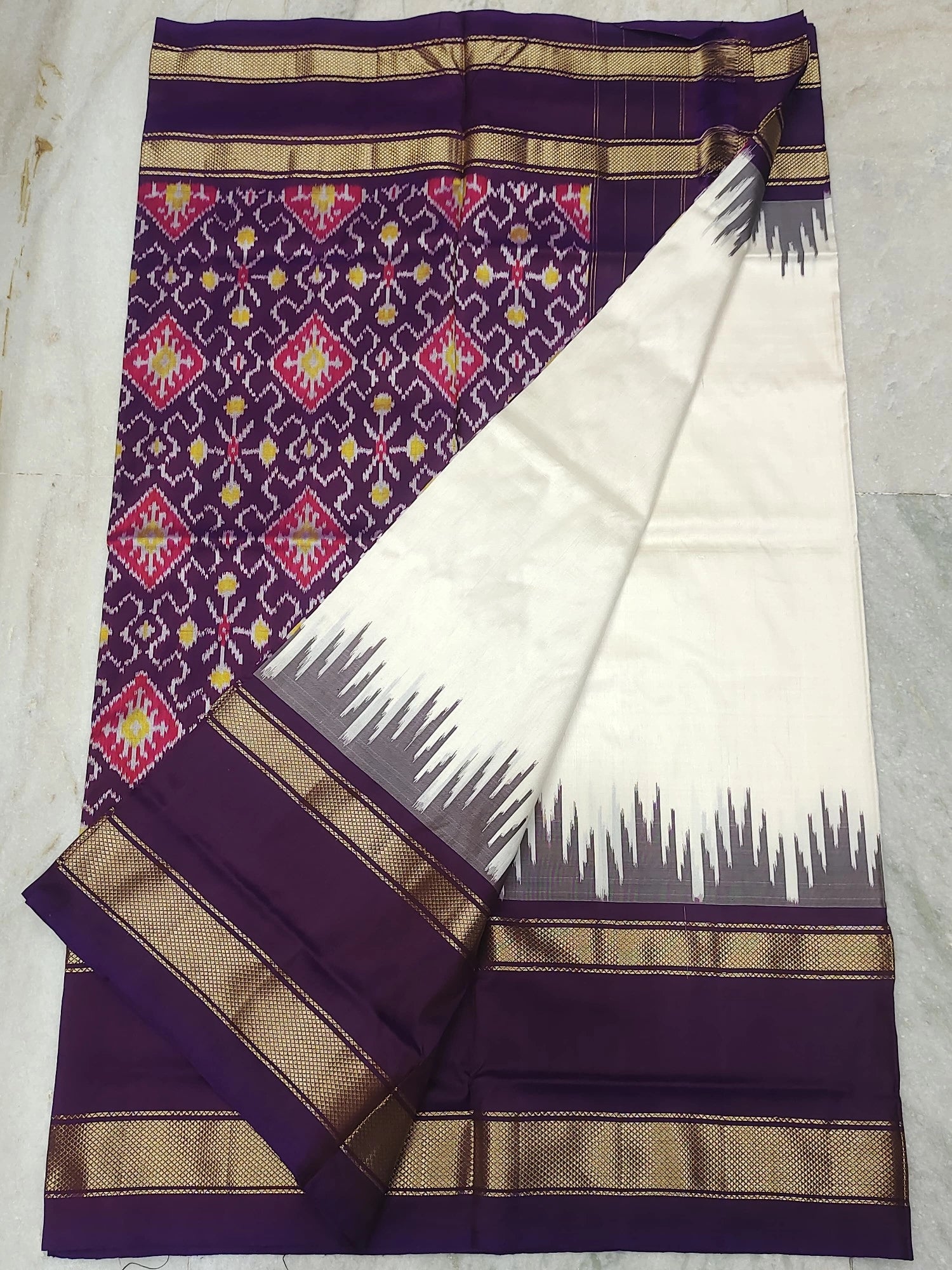 Pochampally ikkat silk saree (silk mark certified)