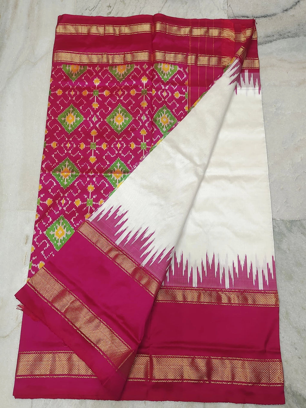 Pochampally ikkat silk saree (silk mark certified)